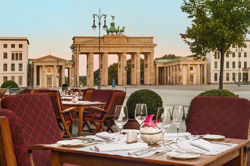 Hotel adlon kempinski location brandenburg gate
